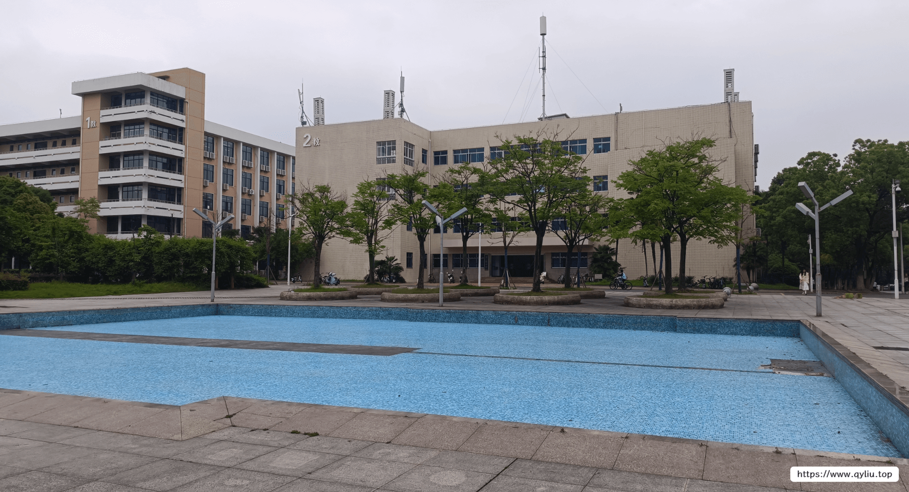 酷似泳池的喷泉池