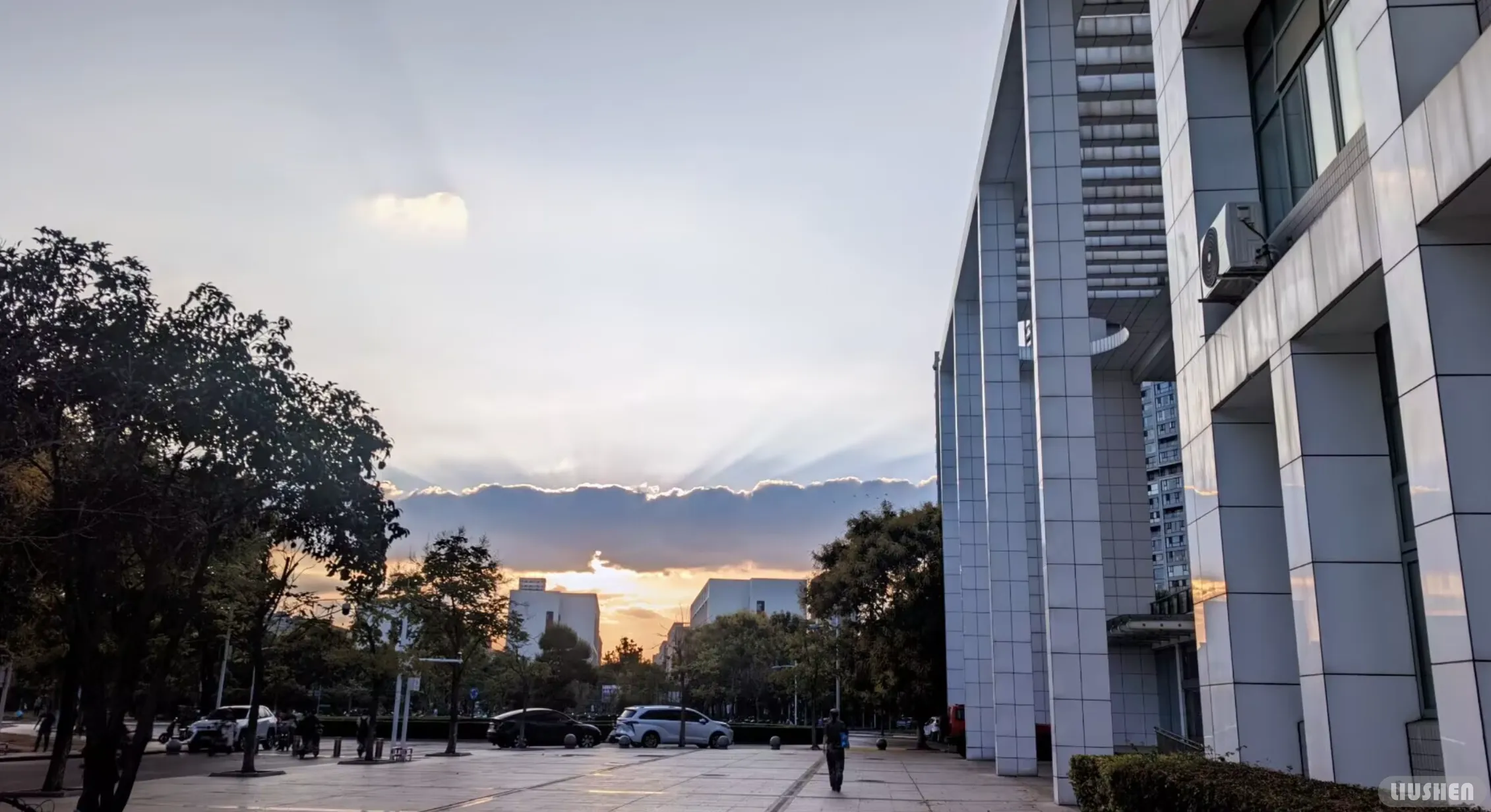 云的那边,永远是万丈霞光!