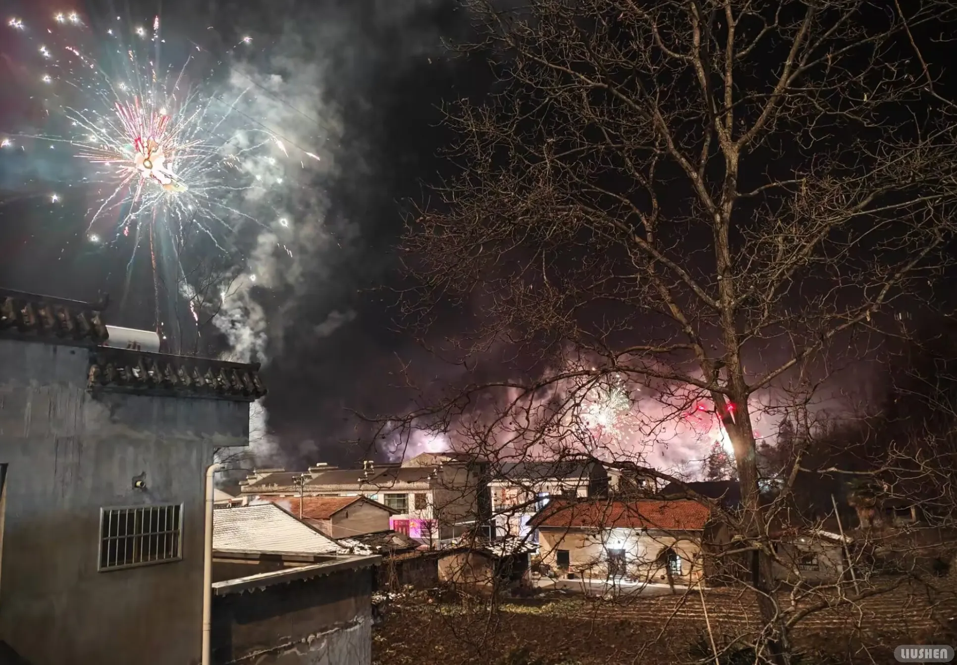 冲上天际的烟花