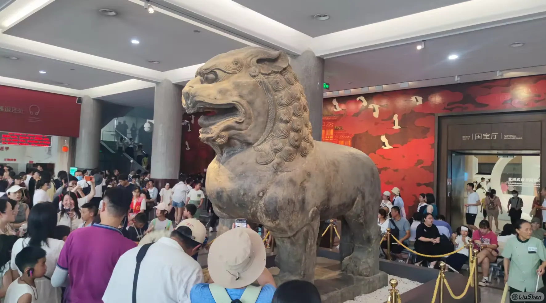 大厅内的石狮子