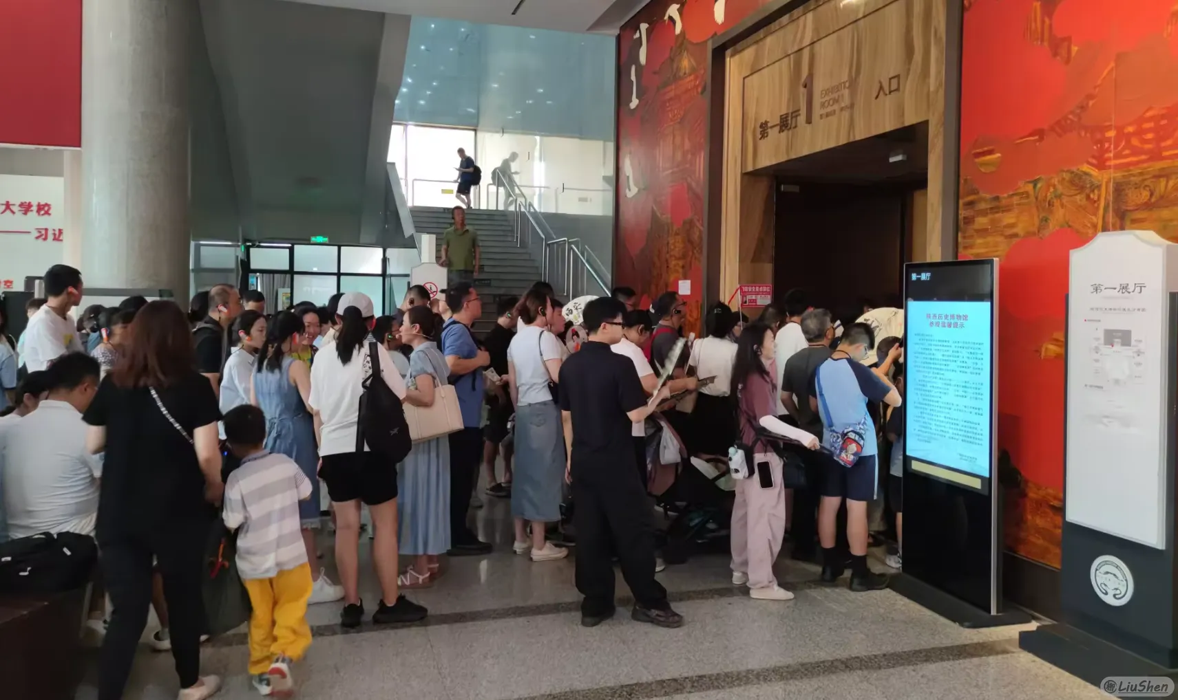 第一展厅人数众多