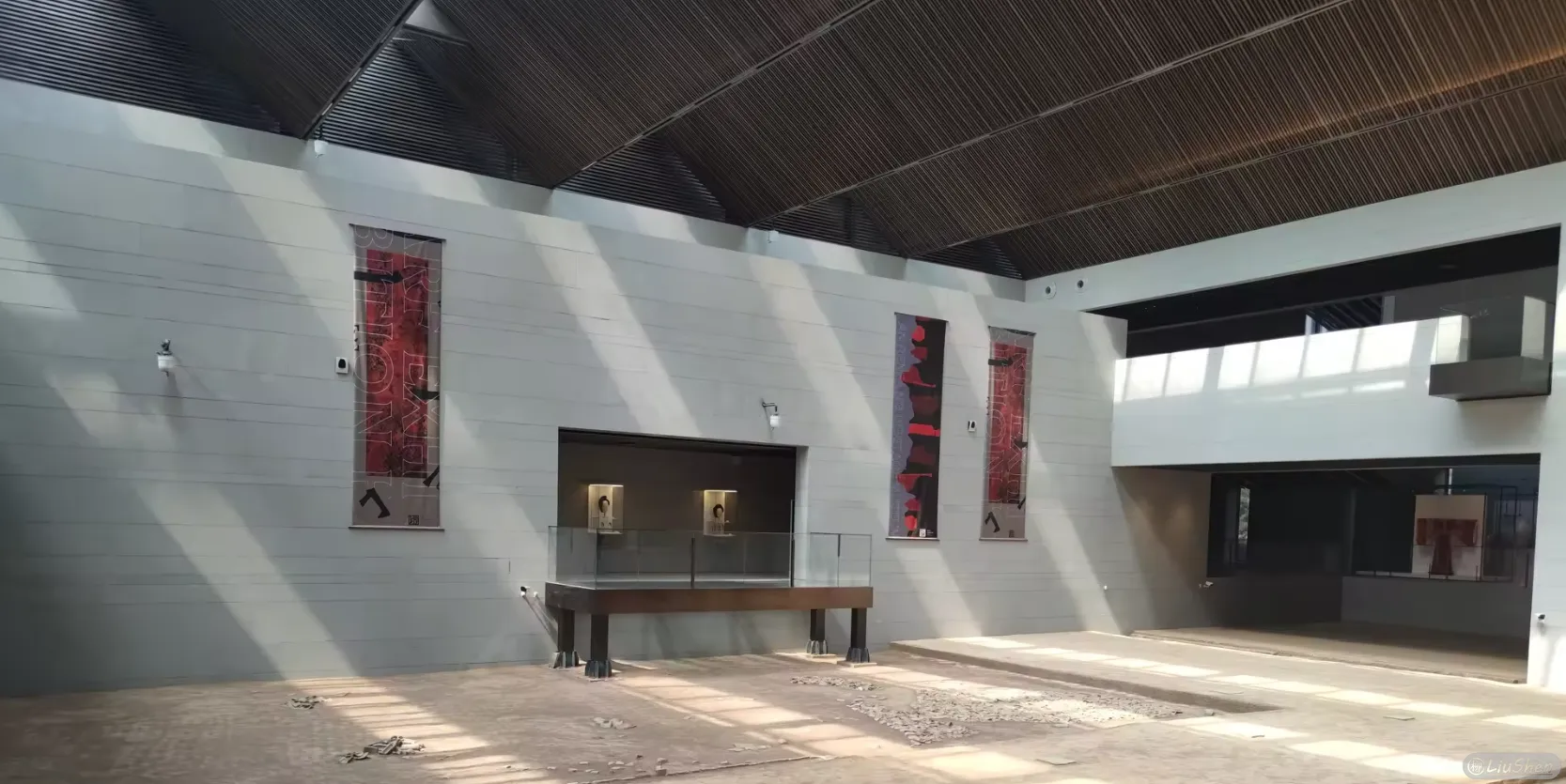 上面是展示区域,下面是挖掘现场